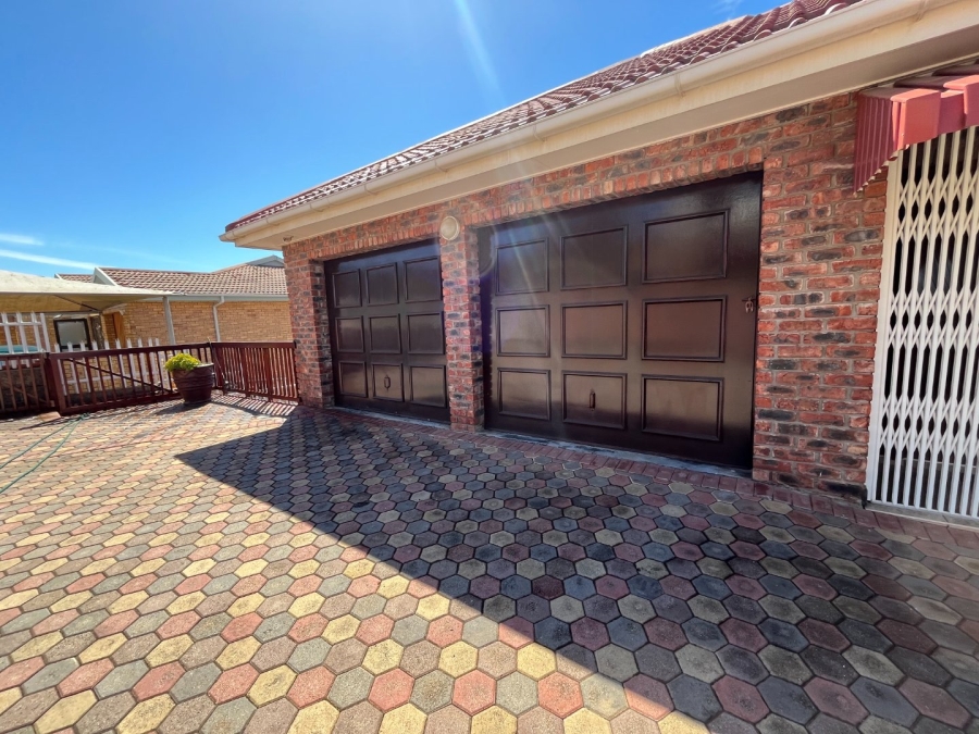 4 Bedroom Property for Sale in Hartenbos Heuwels Western Cape